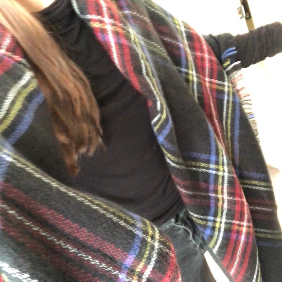 Poncho or wrap scarf - Picture 2 of 4